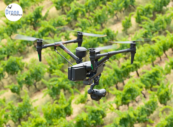 0-Inspire 3 en vol dessus vignes - Puyloubier © Drone-Pictures.com copie
