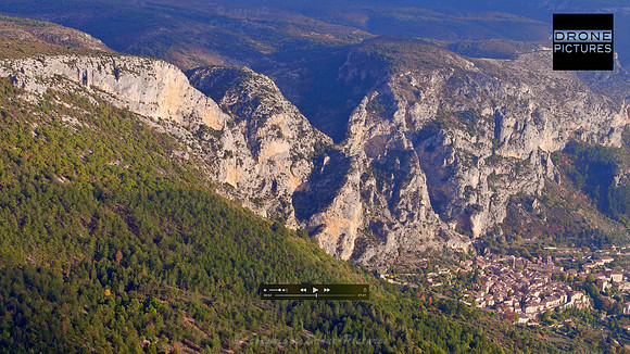 Vue aérienne de Moutiers-Sainte-Marie dans le Verdon