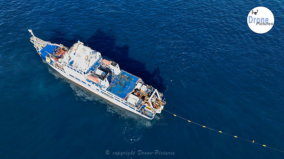Vue aérienne par drone du Navire Cablier Teiliri, pendant le déploiement du câble sous-marin à  Marseille, France