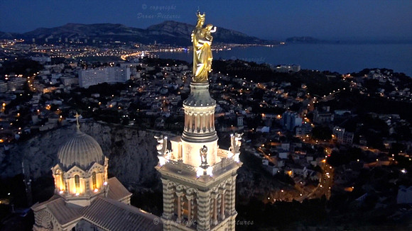 Notre-Dame-de-la-Garde et Marseille par drone