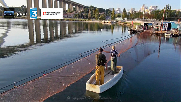 Pêcheurs inspectant le filet horizontal appelé « calen » sur le Canal de Caronte, Martigues, France