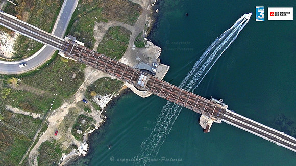 Pont-rail tournant de Caronte - viaduc ferroviaire, Martigues, France.