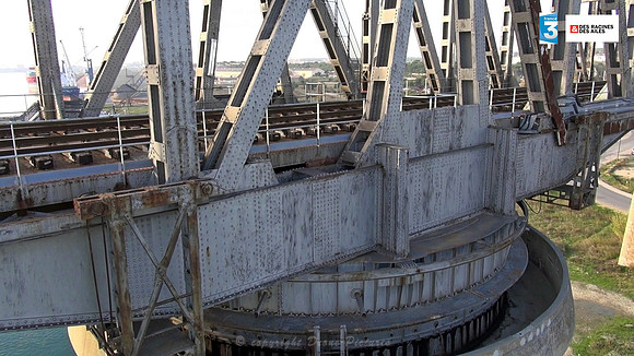 Pont-rail tournant de Caronte - viaduc ferroviaire, Martigues, France.