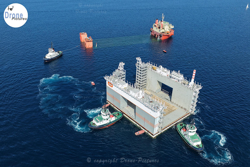 Le caissonnier Marco Polo quitte Marseille : une mission drone exceptionnelle au Grand Port Maritime.