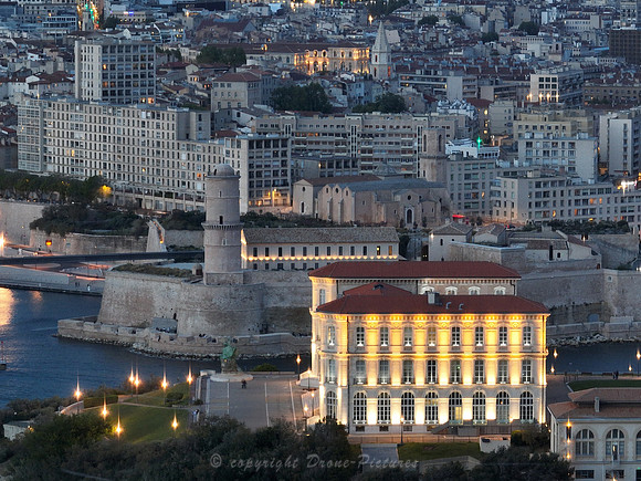 Photo aérienne par drone du Palais du Pharo, du Fort Saint-jean et de l'église des Accoules en enfilade, Marseille - © Drone-Pictures