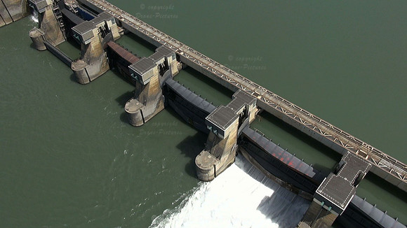 Vue aérienne du barrage de Rochemaure sur le Rhône
