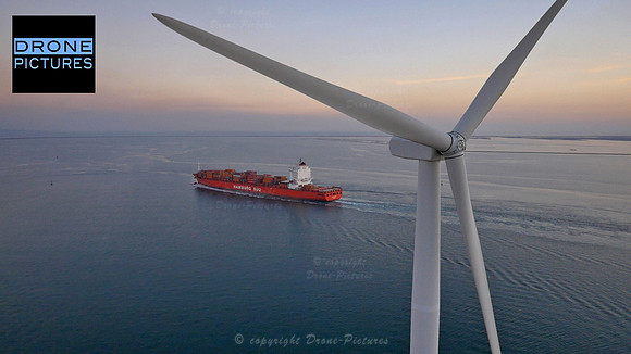 Eolienne et cargo porte-container