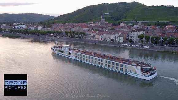 Arrivée à Tain l'Hermitage du MS Swiss Gloria © Drone-Pictures