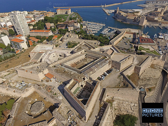 Fort Entrecasteaux et Vieux-Port à Marseille, vue aérienne par drone