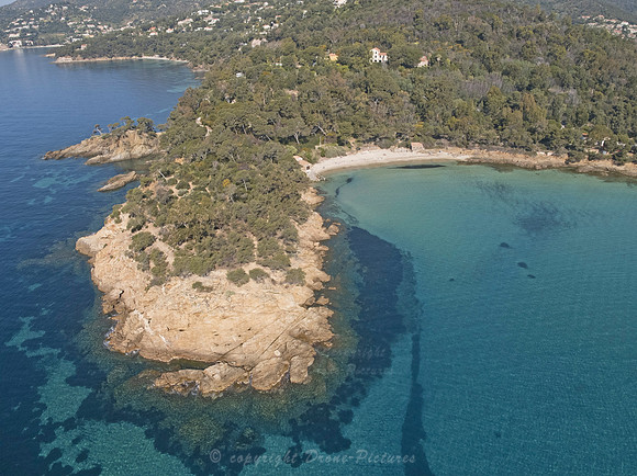 Photo aérienne de la calanque du Layet-Lavandou