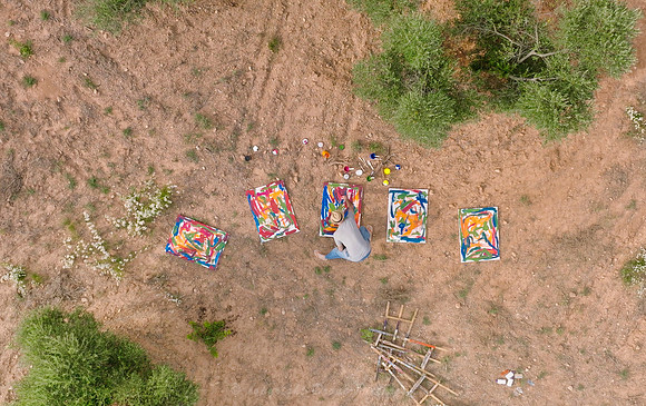 Eric Cantona peint dans un champ d'Oliviers © Drone-Pictures