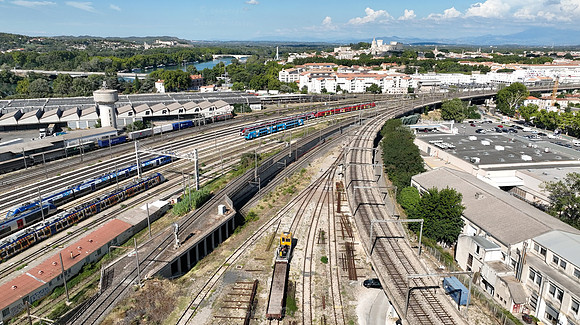 Vue aérienne par drone des voies ferrées SNCF à Avignon, Vaucluse