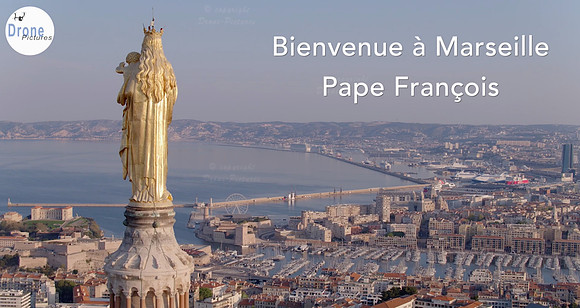 Vue aérienne par drone de la statue de la Vierge à l'enfant  de Notre-Dame-de-la-garde surblombant la ville de Marseille au lever du soleil - © Drone-pictures.com