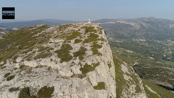 Photo aérienne par drone du sommet avec la Croix du Garlaban © Drone-Pictures