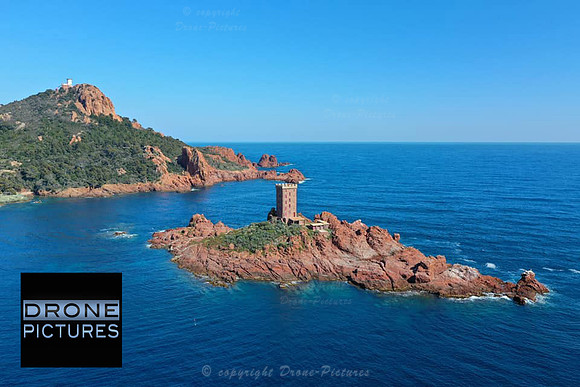 Vue par drone de l'île d'Or devant et le Cap Dramont et son sémaphore vers l'Estérel, après St-Raphael - © Drone-Pictures