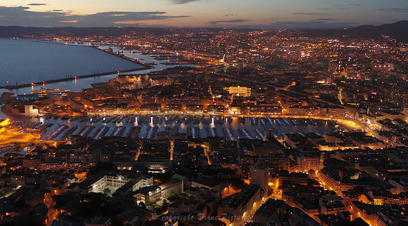 Vue aérienne de nuit du Vieux-Port de  Marseille, vue par Drone depuis Notre-Dame de la Garde