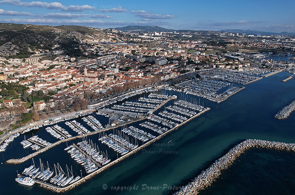 Vue aérienne du village et du port de l'Estaque depuis la mer, par drone, Marseille, Bouches-du-Rhône, France