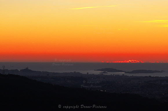Vue Drone de Marseille et de sa rade au couchant depuis les collines d'Allauch.