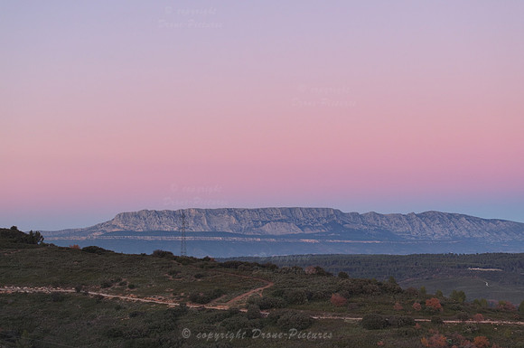 Vue Drone de la Montagne Sainte-Victoire au coucher de soleil depuis les collines d'Allauch