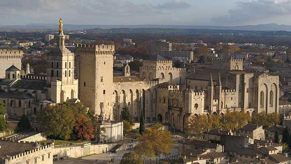 Vue Aérienne De La Cathédrale Des Doms Et Du Palais Des Papes, En Automne, Avignon, Vaucluse, France