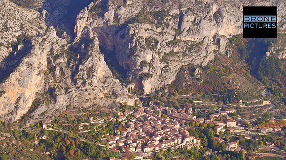 Vue aérienne de Moutiers-Sainte-Marie dans le Verdon
