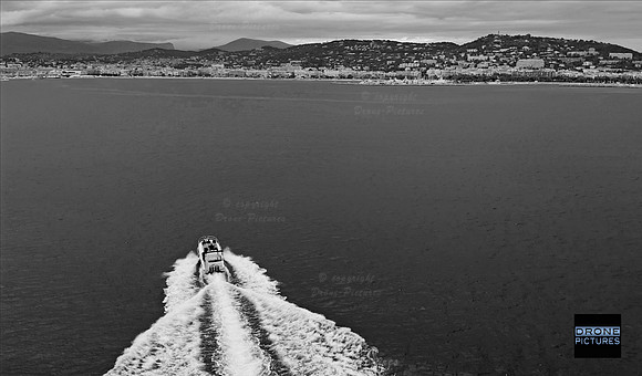 Vue aérienne d'un Yatch à Cannes pour Hyatt Hotels - Retour sur la ville B&W © Drone-Pictures