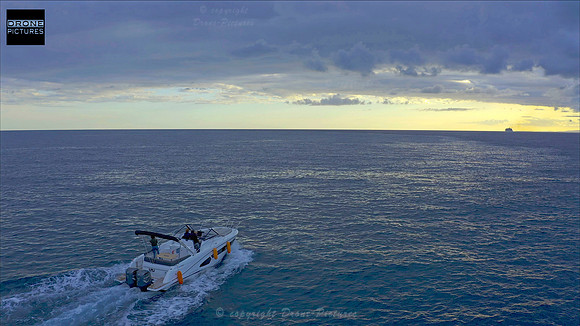 Vue aérienne d'un Yatch à Cannes pour Hyatt Hotels - Au large sunset © Drone-Pictures