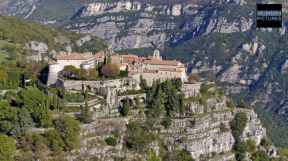 Vue aérienne du village perché de Gourdon © Drone-Pictures