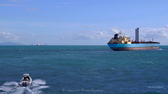Bateau semi-rigide pour le  suivi du pétrolier Maersk Pelican, Marseille © Drone-Pictures