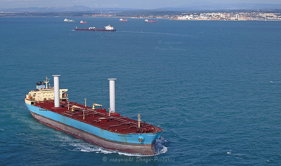 Vue aérienne du pétrolier Maersk Pelican équipé des Rotor Sails de NorsePower, Port de sur-Mer  © Drone-Pictures