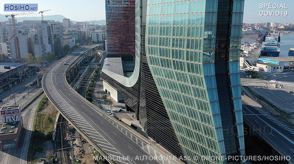 Vue Drone de l'Autoroute A55 vide un matin, et Tour CMA-CGM, pendant le confinement Covid-19, Marseille par Drone-Pictures