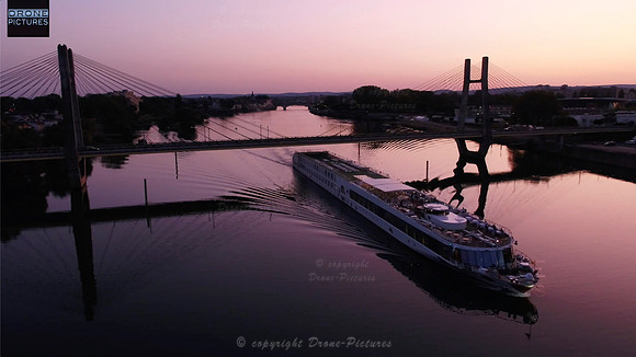 Vue aérienne d'un bateau de croisière fluviale sur la Saone à Chalon-sur-Saône,prise de vue par drone © Drone-Pictures Marseille