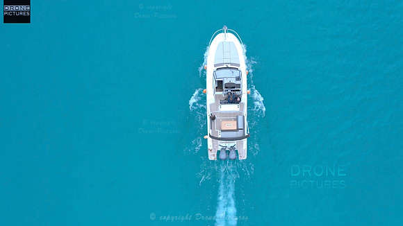 Vue aérienne d'un bateau naviguant au large de Cannes, Alpes-Maritimes, prise de vue par drone © Drone-Pictures Marseille