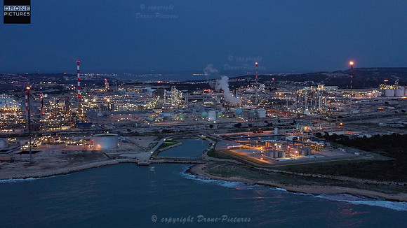 Vue aérienne d'une raffinerie Inéos à Martigues, Bouches-du-Rhône, prise de vue par drone © Drone-Pictures Marseille