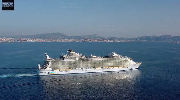 Vue aérienne d'un bateau de croisière quittant le port de Marseille, Mer Méditerrannée, photo par drone © Drone-Pictures Marseille