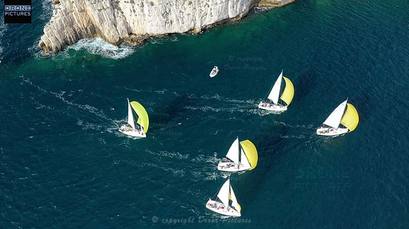 Vue aérienne d'une régate de voile passant le Chateau d'IF à Marseille, Bouches-du-Rhône, prise de vue par drone © Drone-Pictures Marseille