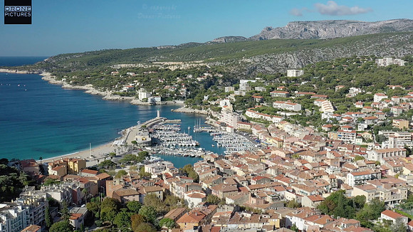 Vue aérienne du village de Cassis prise de vue par drone © Drone-Pictures Marseille