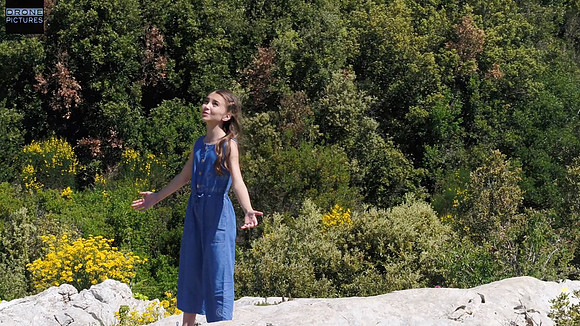 Vue drone de la chanteuse Angelina pour son clip C'est si beau ici, tourné à la Sainte-Baume, prise de vue par drone © Drone-Pictures Marseille
