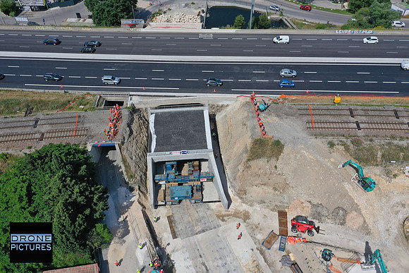 Photo aérienne par drone à Plan de Campagne pour la SNCF lors du positionnement d’un pont-rail sur le Chemin des Rigons © Drone-Pictures.fr_0665