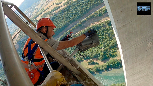 Photo Technicien changeant une lampe sous le tablier du Pont de Millau - Aveyron - © Drone-Pictures
