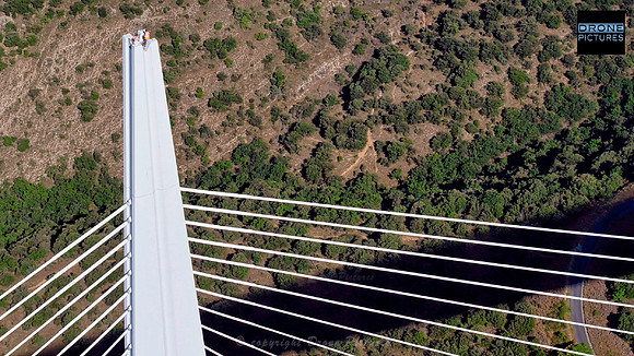 Vue aérienne du pylonne P2 du Viaduc de Millau lors d'une intervention technique, prise de vue par drone - Aveyron © Drone-Pictures