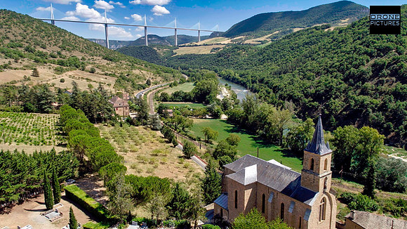Vue aérienne du Viaduc de Millaudepuis l'église de Peyre Eglise, prise de vue par drone - Aveyron - © Drone-Pictures