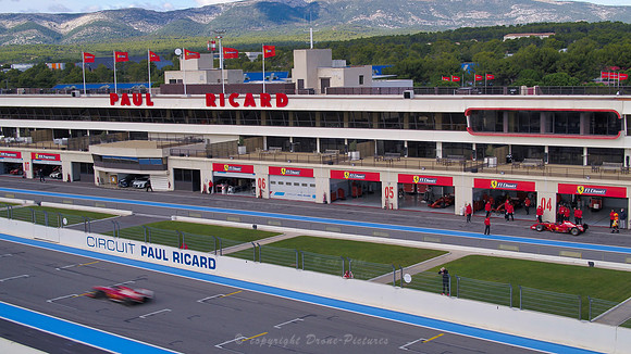 Deux Formule 1 sur la Pit Lane et les Paddocks Ferrari au Circuit Paul Ricard du Castellet, France vu par Drone-Pictures pour Ferrari en Septembre 2020