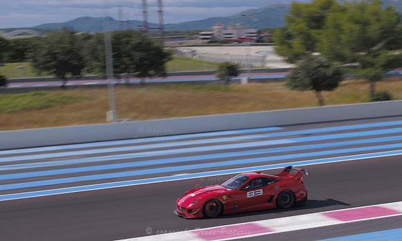 La Ferrari 83 au freinage Virage du Petit Beausset, Circuit Paul Ricard du Castellet, France vu par Drone-Pictures pour Ferrari en Septembre 2020