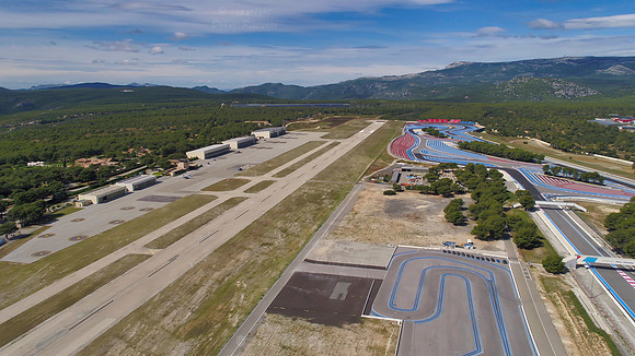 Vue aérienne de l'aéroport du Castellet et du Circuit Paul Ricard vu par Drone-Pictures pour Ferrari - Septembre 2020