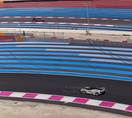 Vue aérienne par drone de deux voitures Ferrari 47 en course sur le Circuit Paul Ricard du Castellet vu par Drone-Pictures pour Ferrari en Septembre 2020