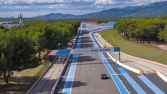 Vue aérienne par drone de trois voitures Ferrari en course au niveau du portique sur la ligne du Mistral du Circuit Paul Ricard du Castellet vu par Drone-Pictures pour Ferrari en Septembre 2020