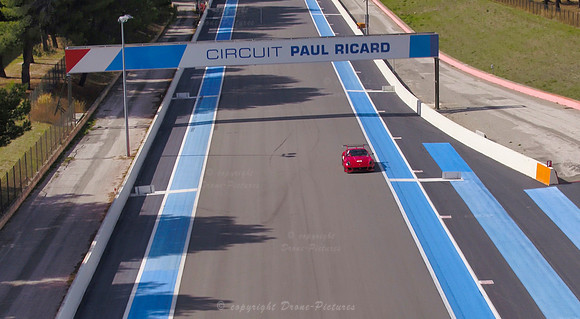 Vue drone d'une Ferrari 83 passant le portique sur la ligne du Mistral du Circuit Paul Ricard du Castellet vu par Drone-Pictures pour Ferrari en Septembre 2020