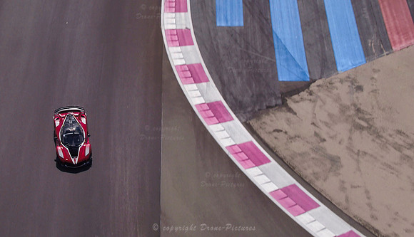 Topshot par drone d'une Ferrari en course sur le Circuit Paul Ricard du Castellet vu par Drone-Pictures pour Ferrari en Septembre 2020