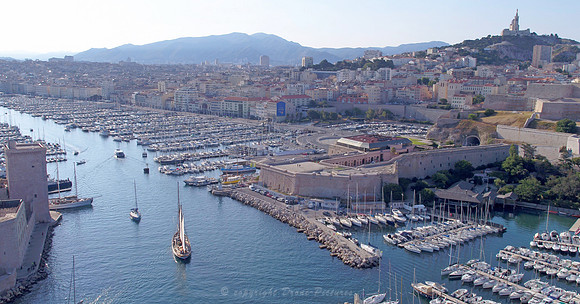 Vue aérienne du Don du Vent, un voilier entrant au Vieux-Port de Marseille pour The Explorers © Drone-Pictures